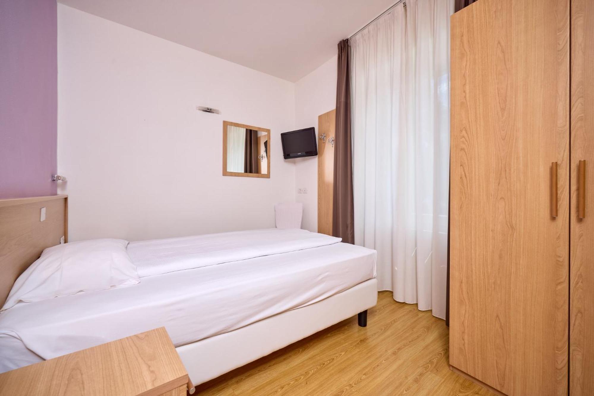 Hotel Geier Torbole Sul Garda Bagian luar foto