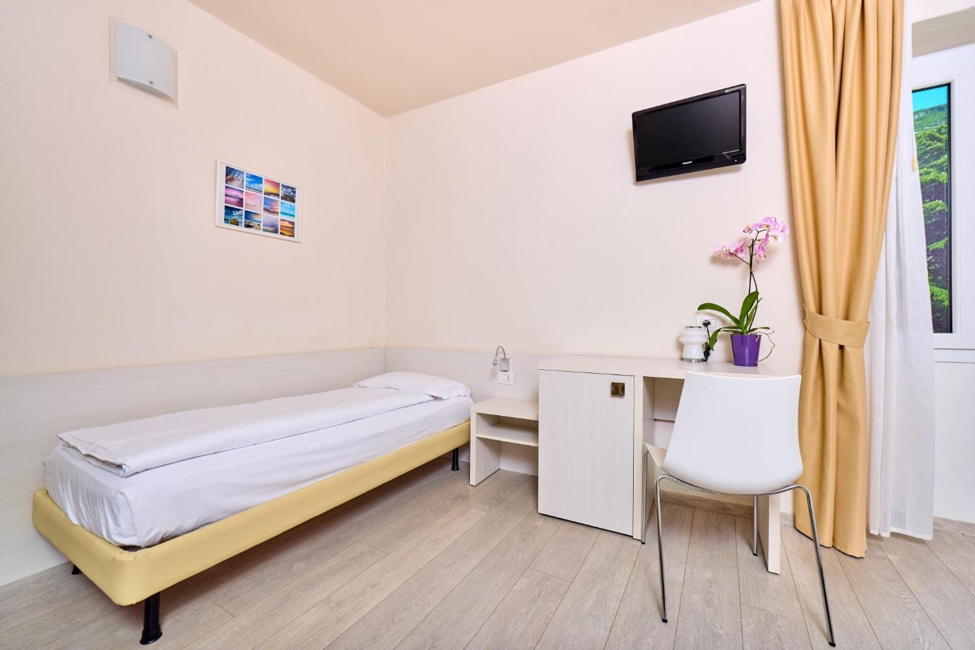 Hotel Geier Torbole Sul Garda Bagian luar foto