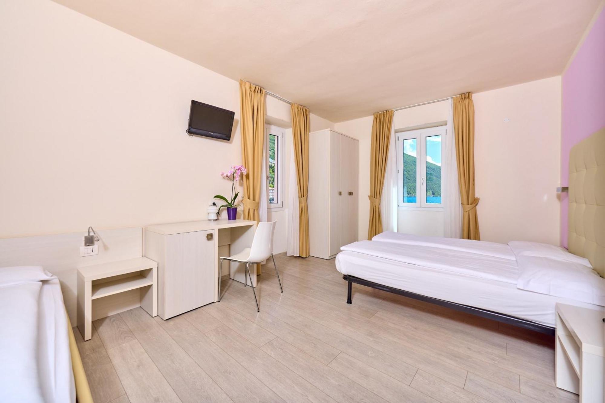 Hotel Geier Torbole Sul Garda Bagian luar foto