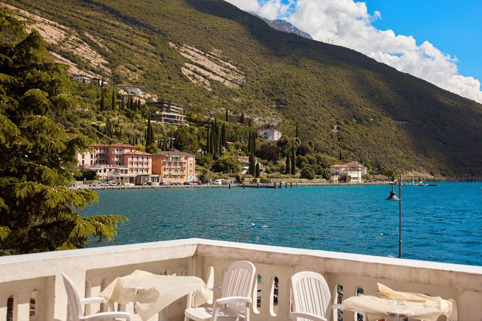 Hotel Geier Torbole Sul Garda Bagian luar foto